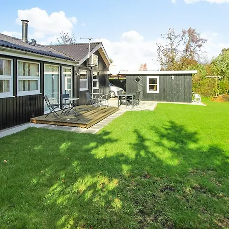 펜션 Three-bedroom Holiday In *